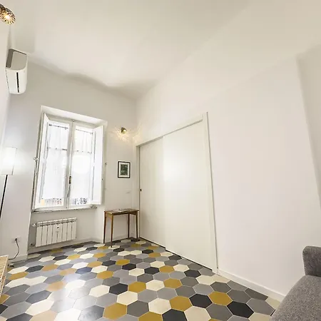 Eclectic In Trendy San Lorenzo Apartment