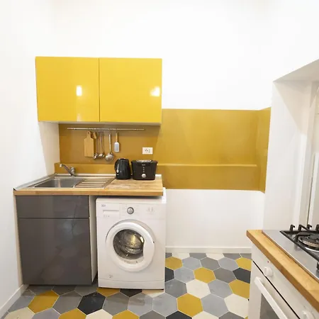 Eclectic In Trendy San Lorenzo Apartment